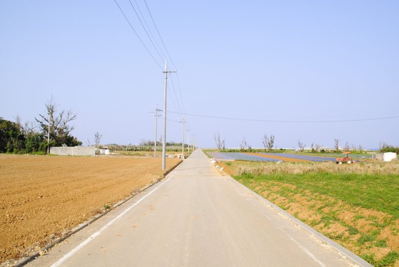 まっすぐ走る道路