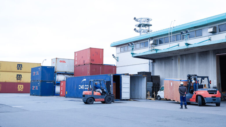 港にコンテナが並んでいる様子。