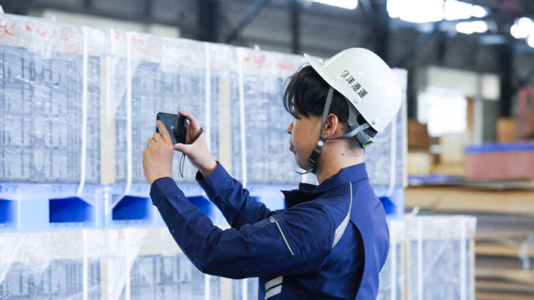 検品している様子。