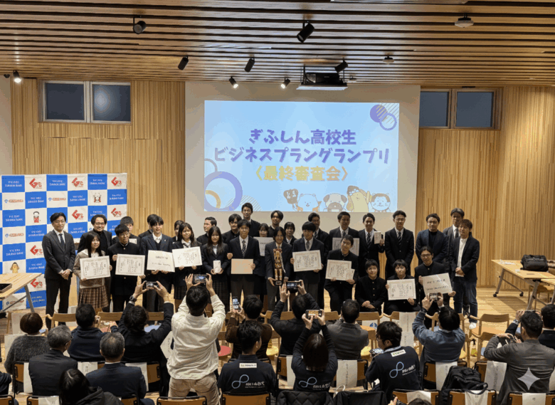 「第１回ぎふしん高校生ビジネスグランプリ」で代表 川口が、審査員を務めました。